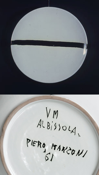 Piero e Albisola, Linea (Lines), 1961, piatto in ceramica maiolicata e colore da maiolica / majolica ceramic dish and majolica colour

Durante le estati trascorse ad Albisola Piero Manzoni strinse rapporti con Esa Mazzotti e il marito Rinaldo Rossello. Esa era nipote di Tullio d’Albisola, proprietario della fabbrica Ceramiche Mazzotti. Insieme riuscirono a convincere Piero nell’agosto del 1961 a tracciare una linea su un piatto in ceramica. Nel film Giovanni Rossello, nipote di Tullio e attuale proprietario della fabbrica, racconta della poca dimestichezza di Piero con il colore da maiolica, come visibile dalla firma dietro al piatto.
Questo è l’unica opera in ceramica dell’artista. 

During the summers in Albisola Piero Manzoni built relations with Esa Mazzotti and her husband Rinaldo Rossello. Esa was the niece of Tullio d’Albisola, owner of the factory Ceramiche Mazzotti. In August 1961, they all together were able to convince Piero to draw a line on a plate by ceramic. In the film Giovanni Rossello, Tullio’s nephew and current owner of the factory, tells of Piero’s unfamiliarity with the majolica color, as visible from the signature behind the plate.
This is the unique ceramic artwork by the artist.