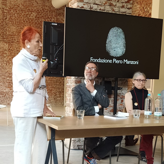 Presentazione del libro “Merda d’artista Künstlerscheisse Merde d’artiste Artist’s Shit”, Da sinistra Elena Manzoni di Chiosca, Marco Senaldi e Rosalia Pasqualino di Marineo.