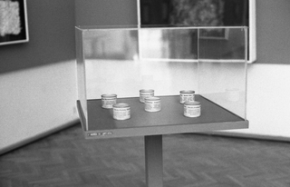 Un filmato sulla querelle che vede protagonista la Merda d’artista nel 1971, Scatolette di Merda d’artista in mostra alla personale “Piero Manzoni”, Galleria Nazionale d’Arte Moderna, Roma, 1971 / Some cans of Artist’s Shit on display at the solo exhibition Piero Manzoni, National Gallery of Modern Art, Rome, 1971, © Aldo Spinelli / Fondazione Manzoni, foto Aldo Spinelli