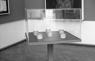 Un filmato sulla querelle che vede protagonista la Merda d’artista nel 1971, Scatolette di Merda d’artista in mostra alla personale “Piero Manzoni”, Galleria Nazionale d’Arte Moderna, Roma, 1971

Some cans of Artist’s Shit on display at the solo exhibition Piero Manzoni, National Gallery of Modern Art, Rome, 1971, © Aldo Spinelli / Fondazione Manzoni, foto Aldo Spinelli