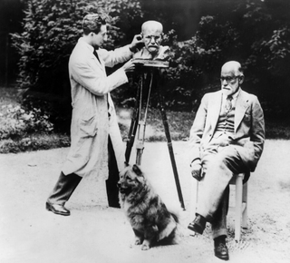 Manzoni and Anal Alchemy, Sculptor Oscar Nemon and Sigmund Freud, Vienna, 1930, © Ullstein Bild / Getty Images